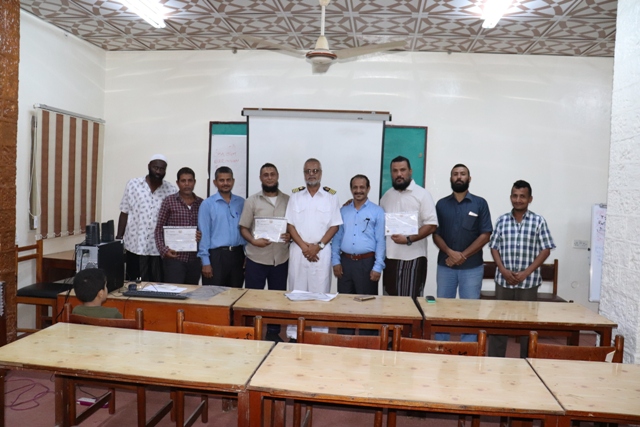 The ceremony of distributing graduation certificates for the corporation's marine maintenance engineers