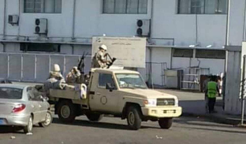 قوة من الجيش الوطني تتسلم مهام حماية محطة عدن للحاويات بميناء عدن