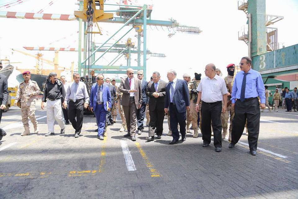 رئيس الوزراء يتفقد مولدات الكهرباء الجديدة الواصلة لميناء عدن