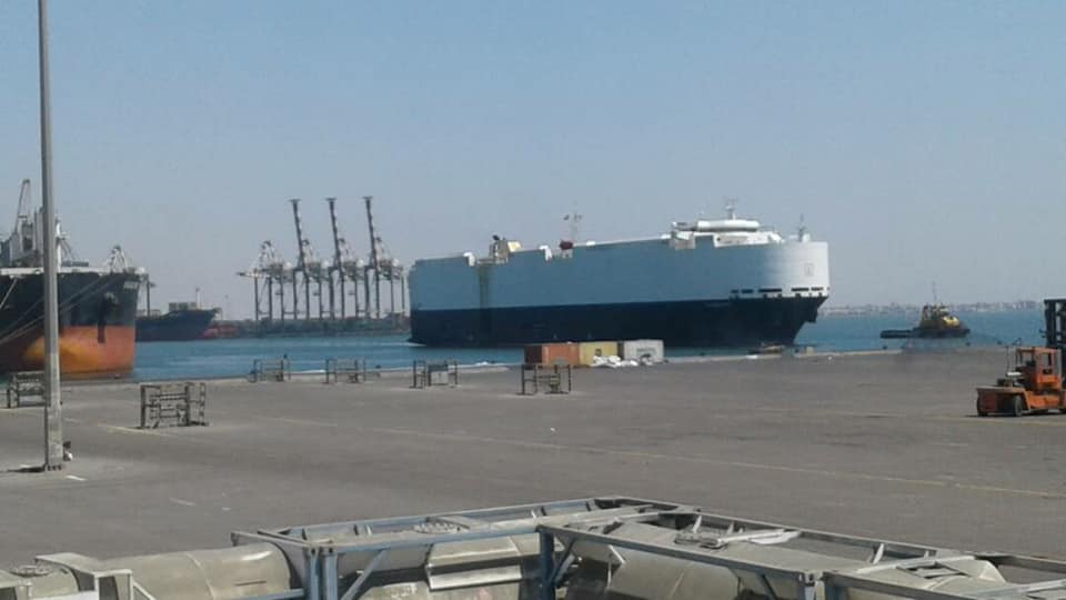ناقلة السيارات العملاقه (PASSMA) ترسو في ارصفة ميناء المعلا 
