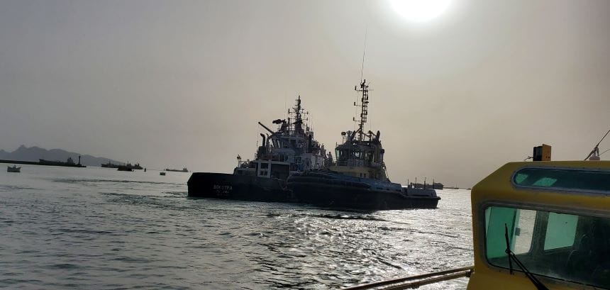 الطواقم البحرية لميناء عدن تنقذ بحارة الزعيمة الخشبية المحترقة 