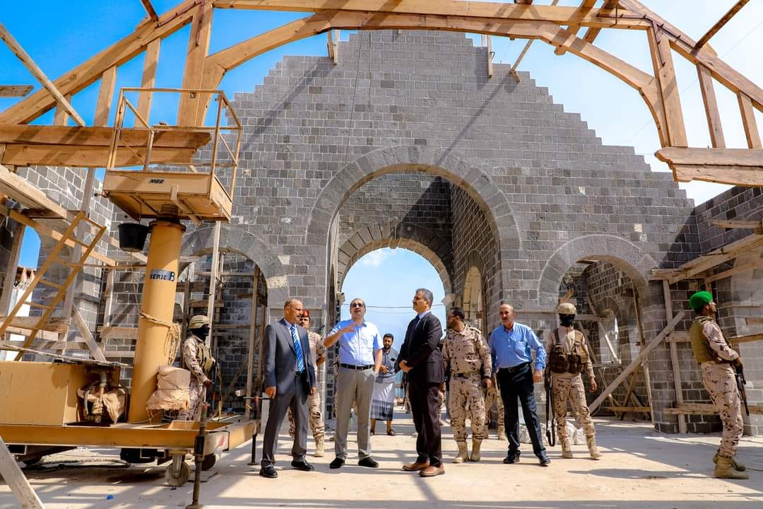 لملس يطلع على آخر أعمال إعادة بناء مبنى رصيف السياح (دكة البكاري)