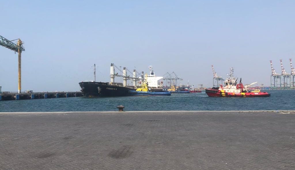 The port of Aden succeeds in towing a giant wheat ship