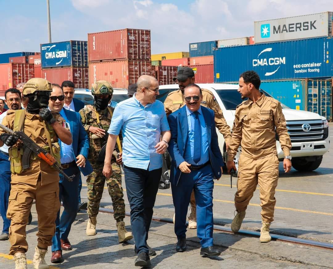 وزير النقل يطلع على سير العمل بمحطة الحاويات بميناء عدن مؤكداً ان الميناء يشهد تعافي ونشاط ملحوظ